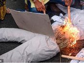 Demonstranții ard o păpușă de paie a violatorului cerând dreptate