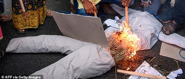 Demonstranții ard o păpușă de paie a violatorului cerând dreptate