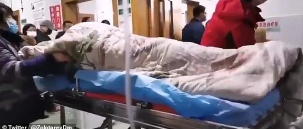 Pacient zvârcolindu-se incontrolabil pe un cărucior de spital în Wuhan