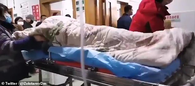 Pacient zvârcolindu-se incontrolabil pe un cărucior de spital în Wuhan