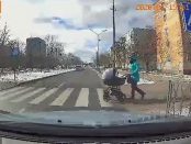 Căruciorul în care era un bebeluș de trei luni a fost lovit pe trecerea de pietoni