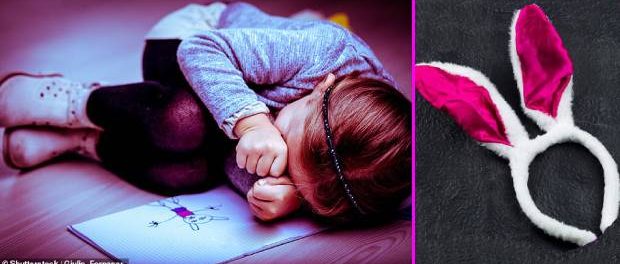 O mamă și-a îmbrăcat fiica într-o ținută Playboy