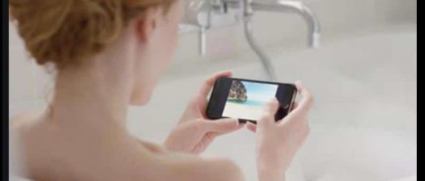 A murit după ce și-a scăpat telefonul care era la încărcat în bai A murit după ce și-a scăpat telefonul care era la încărcat în bai