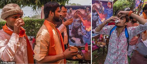 Sute de credincioși hinduși beau urină de vacă pentru a se apăra de CORONAVIRUSSute de credincioși hinduși beau urină de vacă pentru a se apăra de CORONAVIRUS