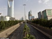 Autostrada pustie în capitala Riad - Arabia Saudită