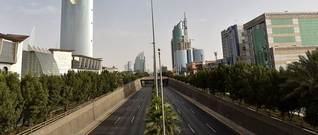Autostrada pustie în capitala Riad - Arabia Saudită