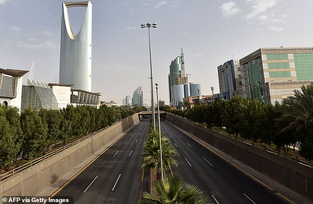Autostrada pustie în capitala Riad - Arabia Saudită