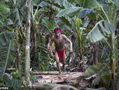 Un membru al tribului Yanomani fotografiat în anul 2012