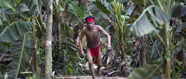 Un membru al tribului Yanomani fotografiat în anul 2012