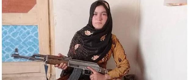 Fata afgană care a ucis doi luptători talibani cu un AK47 după ce aceștia i-au ucis părinții Fata afgană care a ucis doi luptători talibani cu un AK47 după ce aceștia i-au ucis părinții