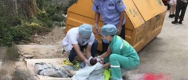 Fetiță abandonată lângă ghena de gunoi Fetiță abandonată lângă ghena de gunoi